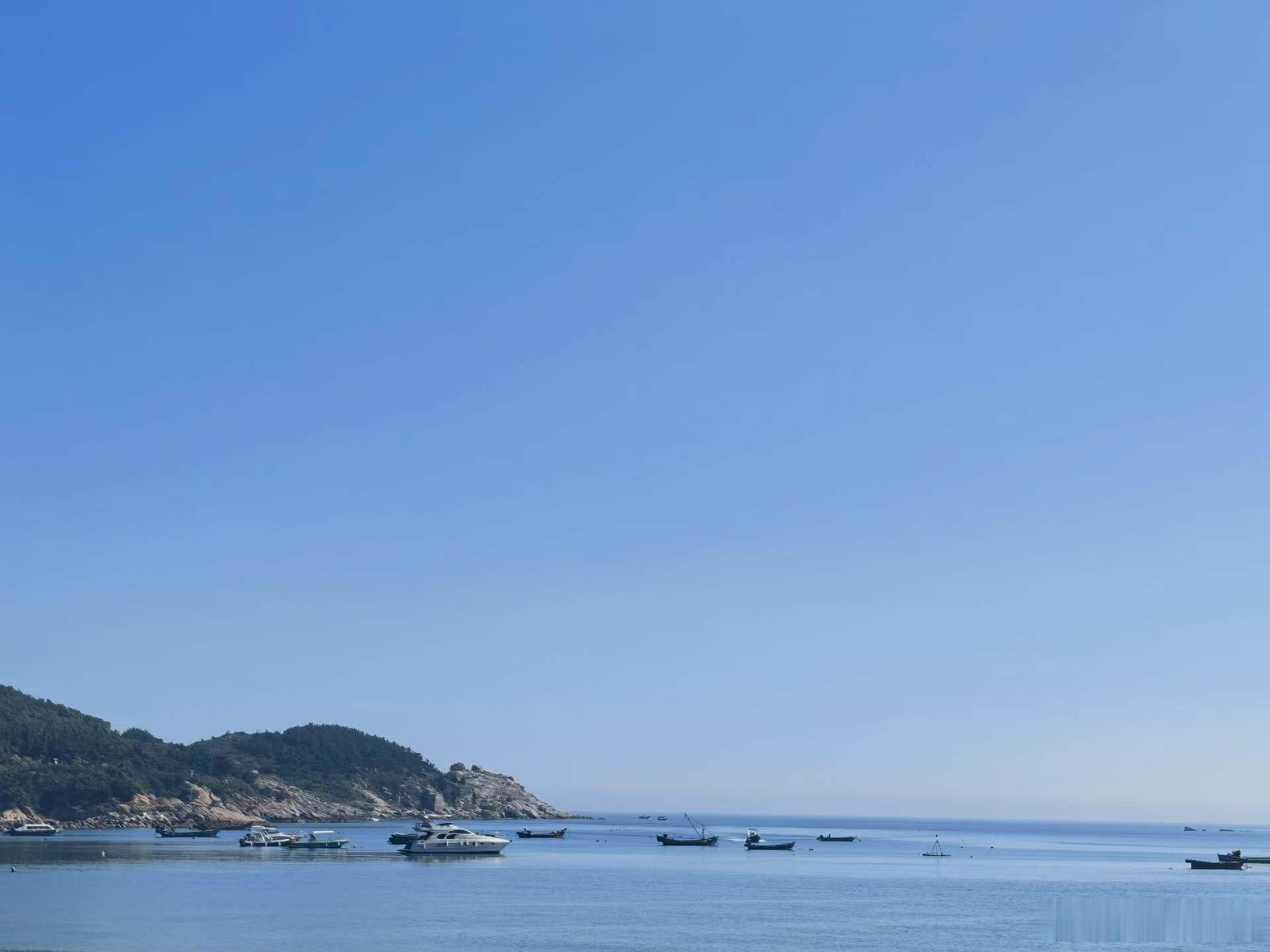 人间忽晚，山河已秋早安，一起去吹吹海风吧…… 