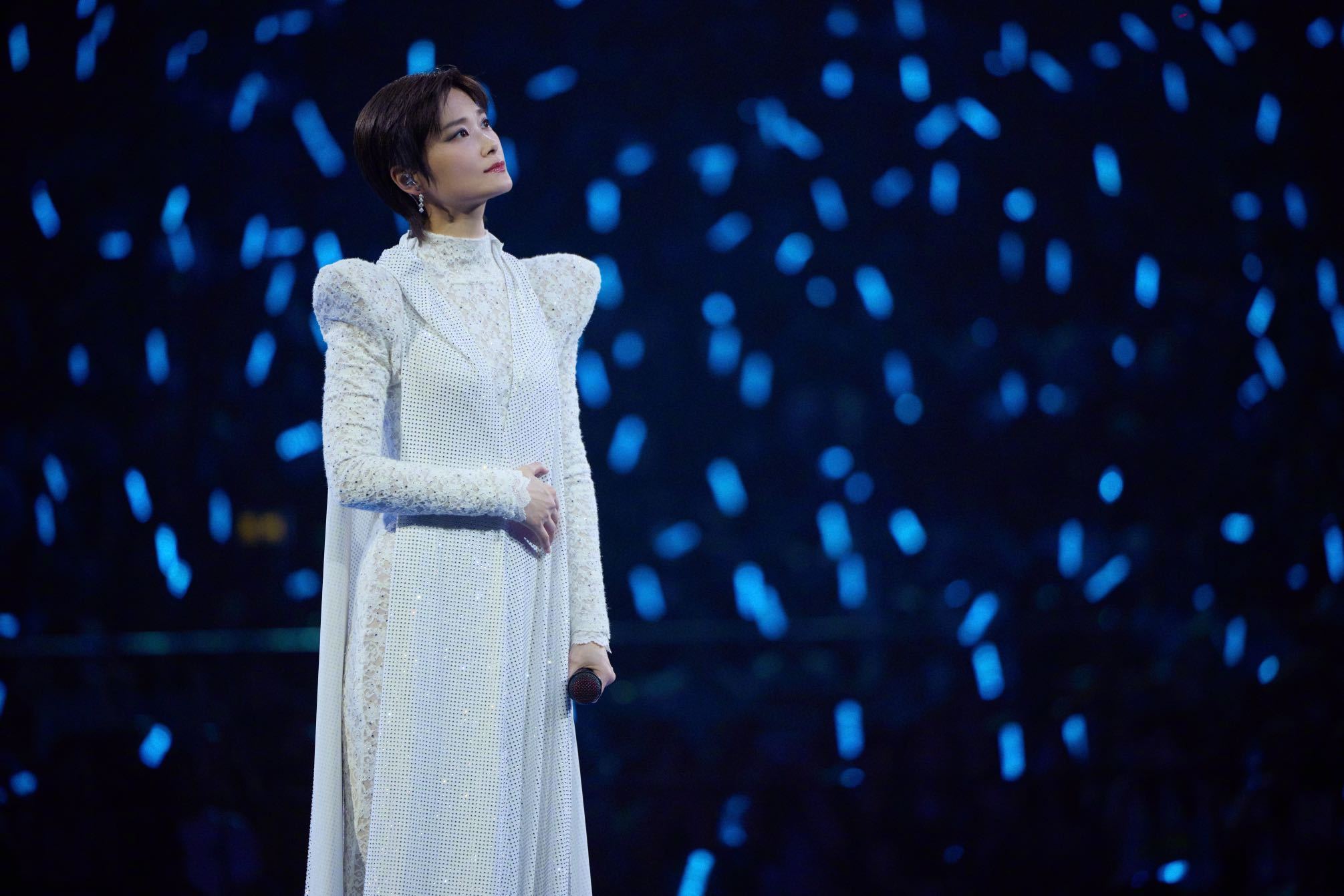 李宇春把时装周搬到演唱会现场 李宇春把演唱会变成了时装周，每首歌都像是一场时尚秀