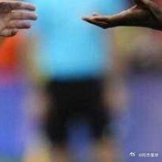 欧冠决赛主裁判希伯特上半场两次做出争议判罚，萨卡禁区内手球逃点，阿什拉夫肘击哈弗