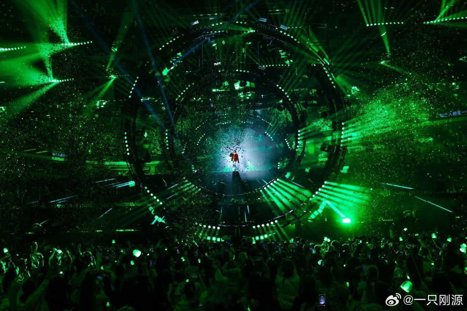 王源演唱会震撼舞美 王源舞台美学真是内娱天花板！今晚客厅狂欢跨年首唱，内娱首个斜