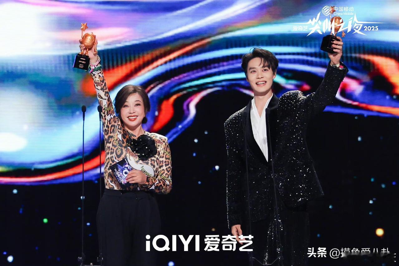 人无语的时候真的会笑
不信你看昨天的刘晓庆
爱奇艺尖叫之夜给她发了一个年度综艺奖