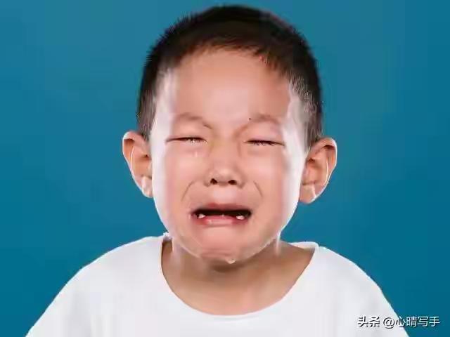 撕开“最佳离婚年龄”的谎言：孩子心上的疤，其实是你亲手刻下的“情绪地雷”与“忠诚