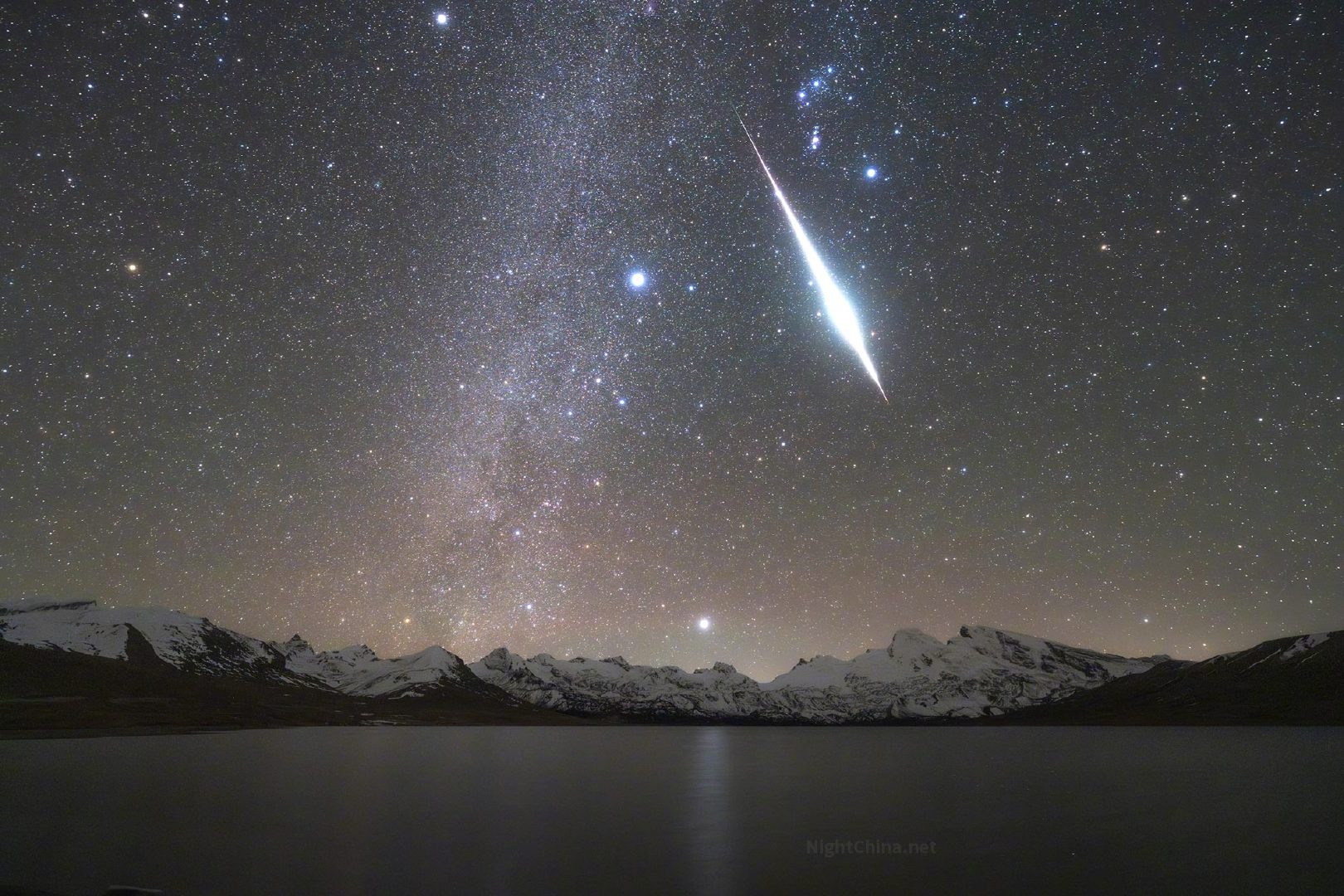 有人说，流星是天空的眼泪，但在这里，它是撕裂黑夜的利刃。这颗火流星拒绝了平庸的划