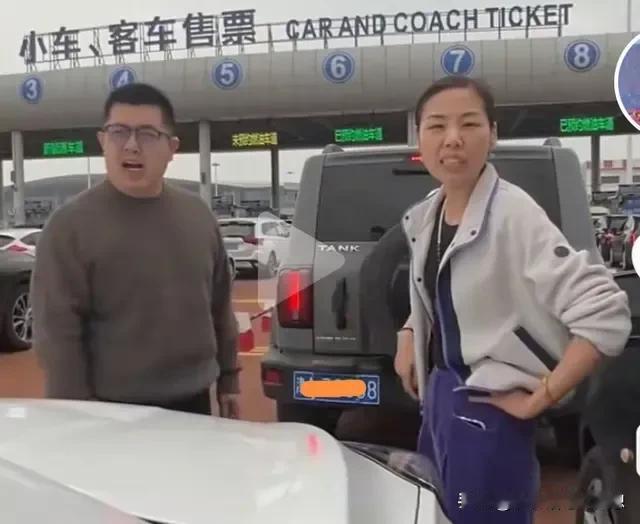 奔驰冀F加塞的眼镜男和女的简历来了，确实是河北农大老师，40岁的王先生和43岁女