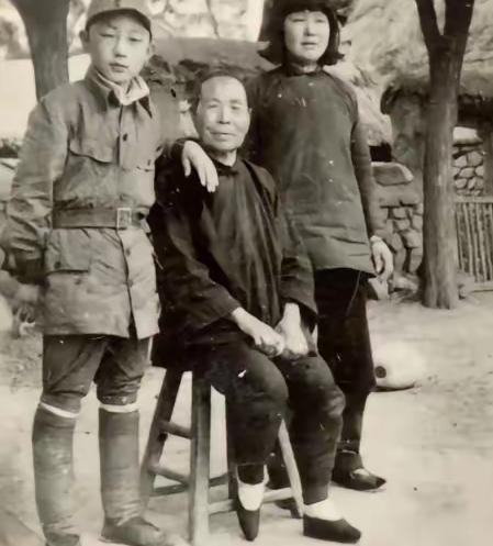 1944年，女侦察员刘杰英被日军活埋，在敌人走后，村民们都围了上来，却有人发现泥