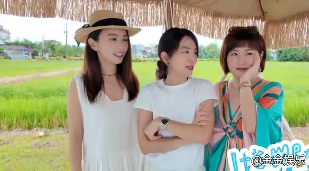 近日，SHE久违合体为Ella演唱会助阵，引发无数青春回忆。画面中，44岁的任家