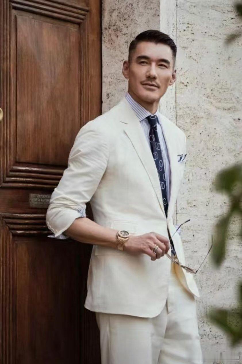 钟汉良让胡兵站C位 你好星期六 走秀名场面！钟汉良发现C位立刻换胡兵，结果又被换