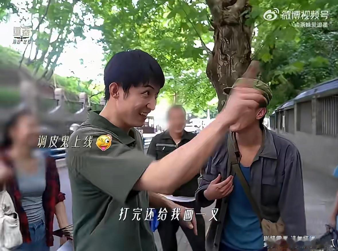 黄景瑜这一脚也不像学文不学武的黄景瑜在克制但是本能没忍住努力扮演普通人打斗本能总