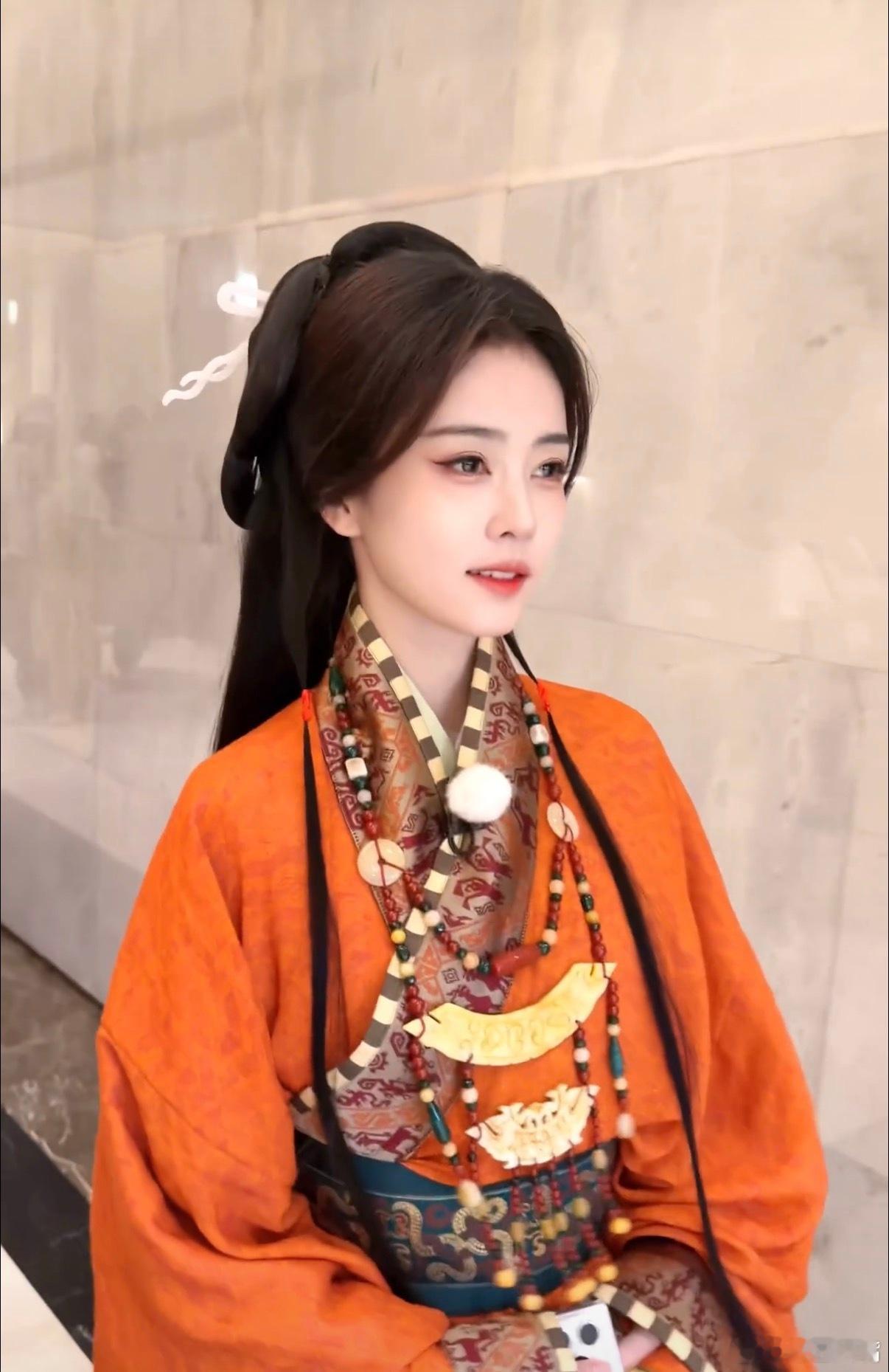 白鹿战国红袍造型 谁能不爱白鹿的古装啊！这组战国红袍路透，橙红配色配玉饰贵到发光