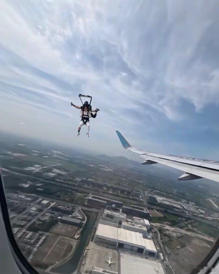 飞机上偶遇张函瑞跳伞坐飞机偶遇张函瑞跳伞飞机偶遇张函瑞 第一次见到这么神奇的偶遇