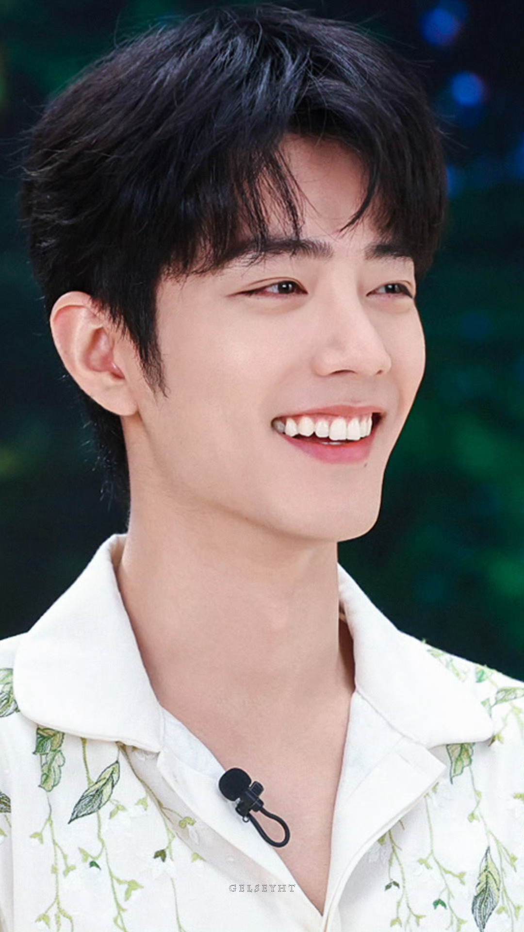 清风拂面，眉眼温柔。不张扬，却足够耀眼。肖战2号飞青岛进组◎肖战 you too