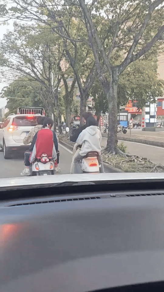 这不知道是谁的女儿，这么小就上了鬼火少年的车，哎，可惜了[酷拽]