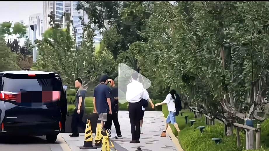 时隔20年再开演唱会照样能把场子彻底干爆，看完谢霆锋在青岛街头的这波下意识反应，