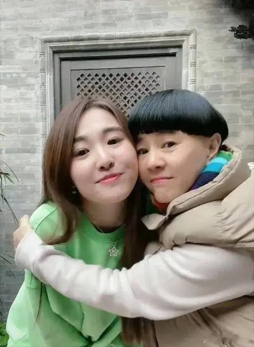 金龟子女儿因孩子断奶崩溃大哭 静姐育儿经  近日，北京的金龟子家上演温情一幕。女