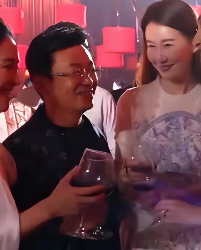 王宝强女友看他的眼神，真的和马蓉大不相同！

近日，王宝强和女友冯清出现在青岛一