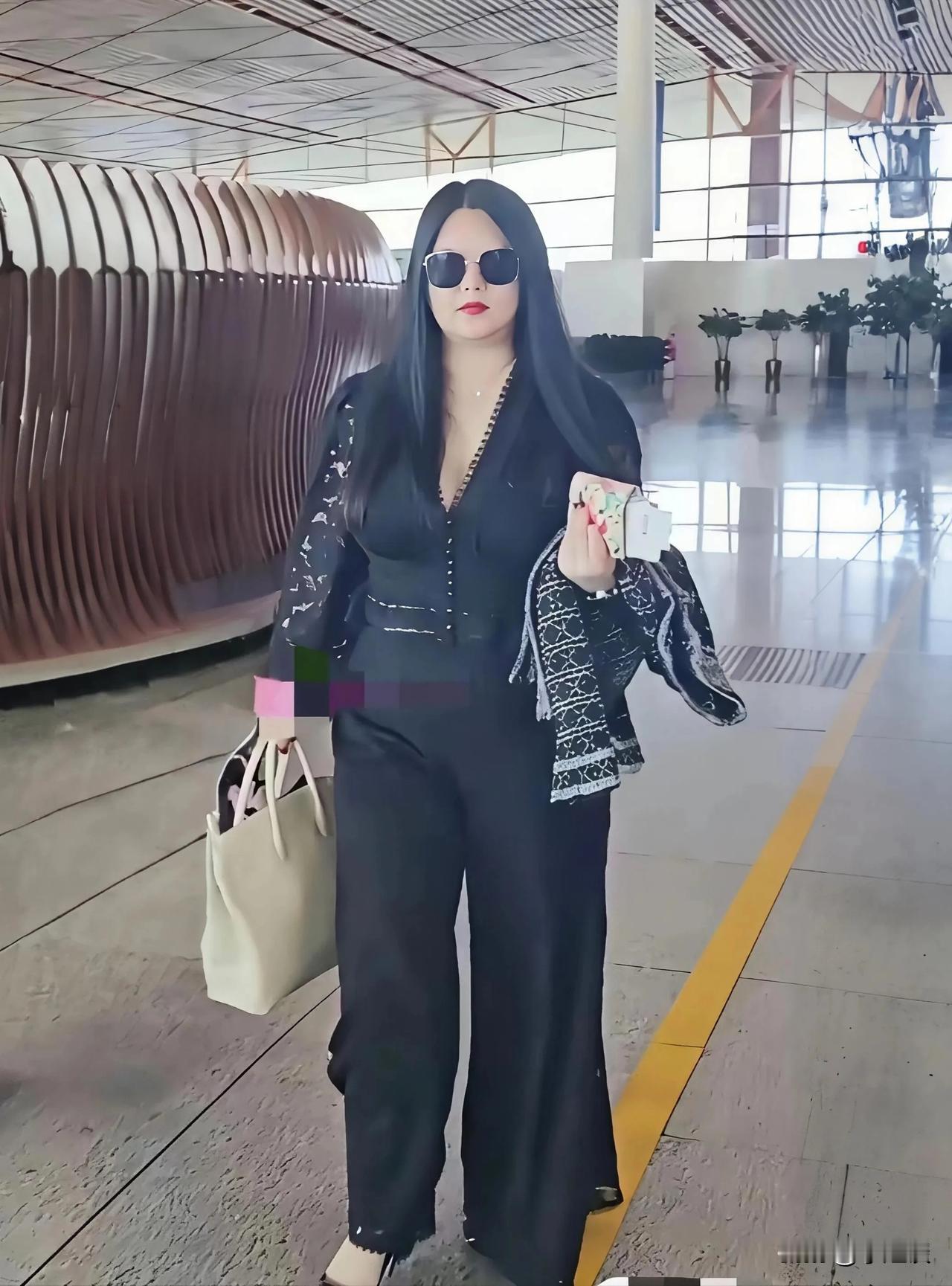 盲猜李湘现在体重得走160斤

感觉她好自信，完全没有胖子的那种自卑和焦虑

明