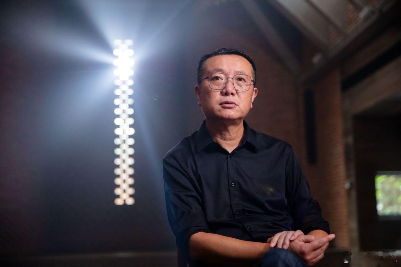 一个人，一旦觉得自己比别人有优越感，觉得高人一等，那就离倒霉就不远了。一刘慈欣 