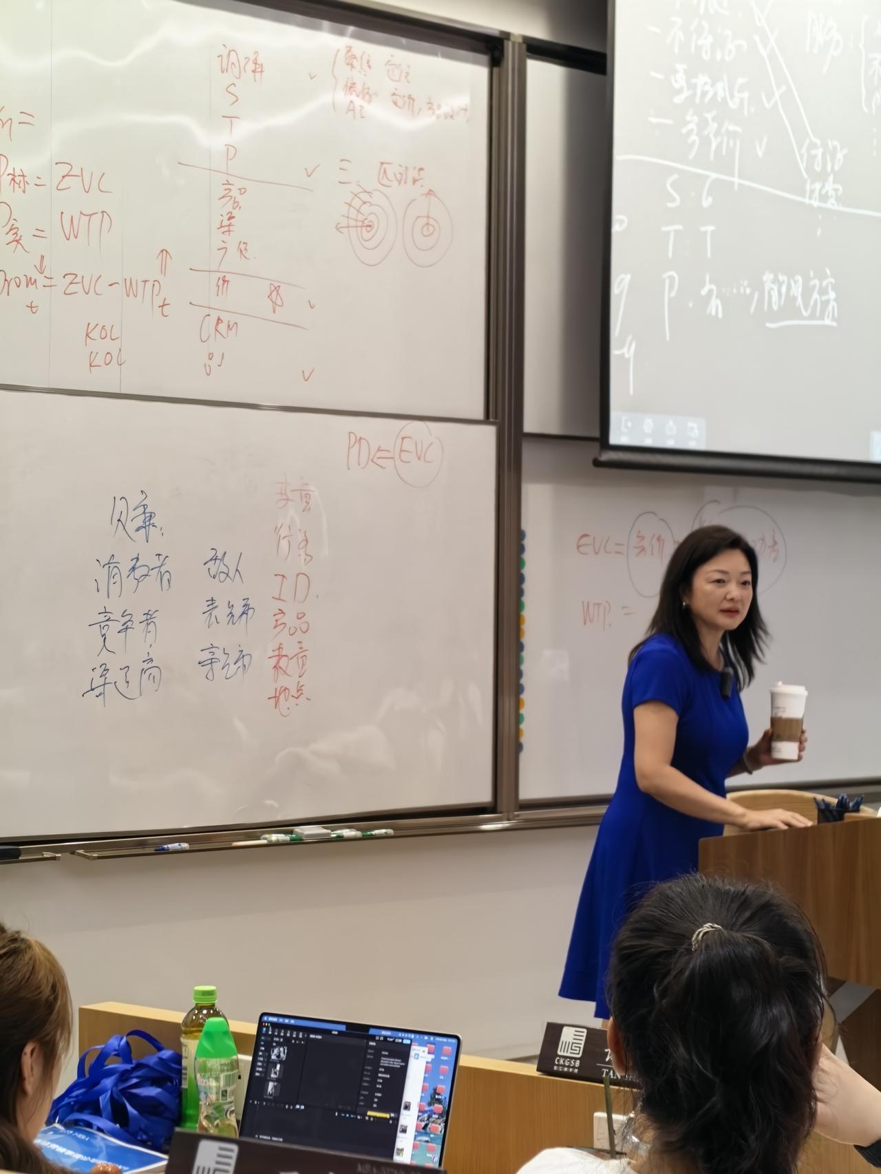 今日份长江商学院金句
客户是对手，竞争者是表兄弟，渠道商是亲兄弟。----长江商