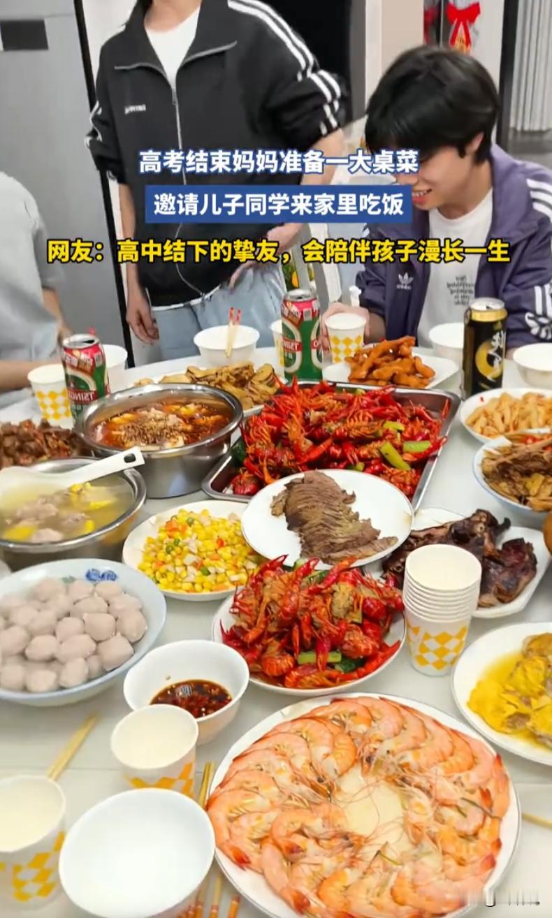 高考落幕，多数家长忙着庆祝解放、询问成绩，江西一位妈妈的做法却圈粉无数。孩子刚考