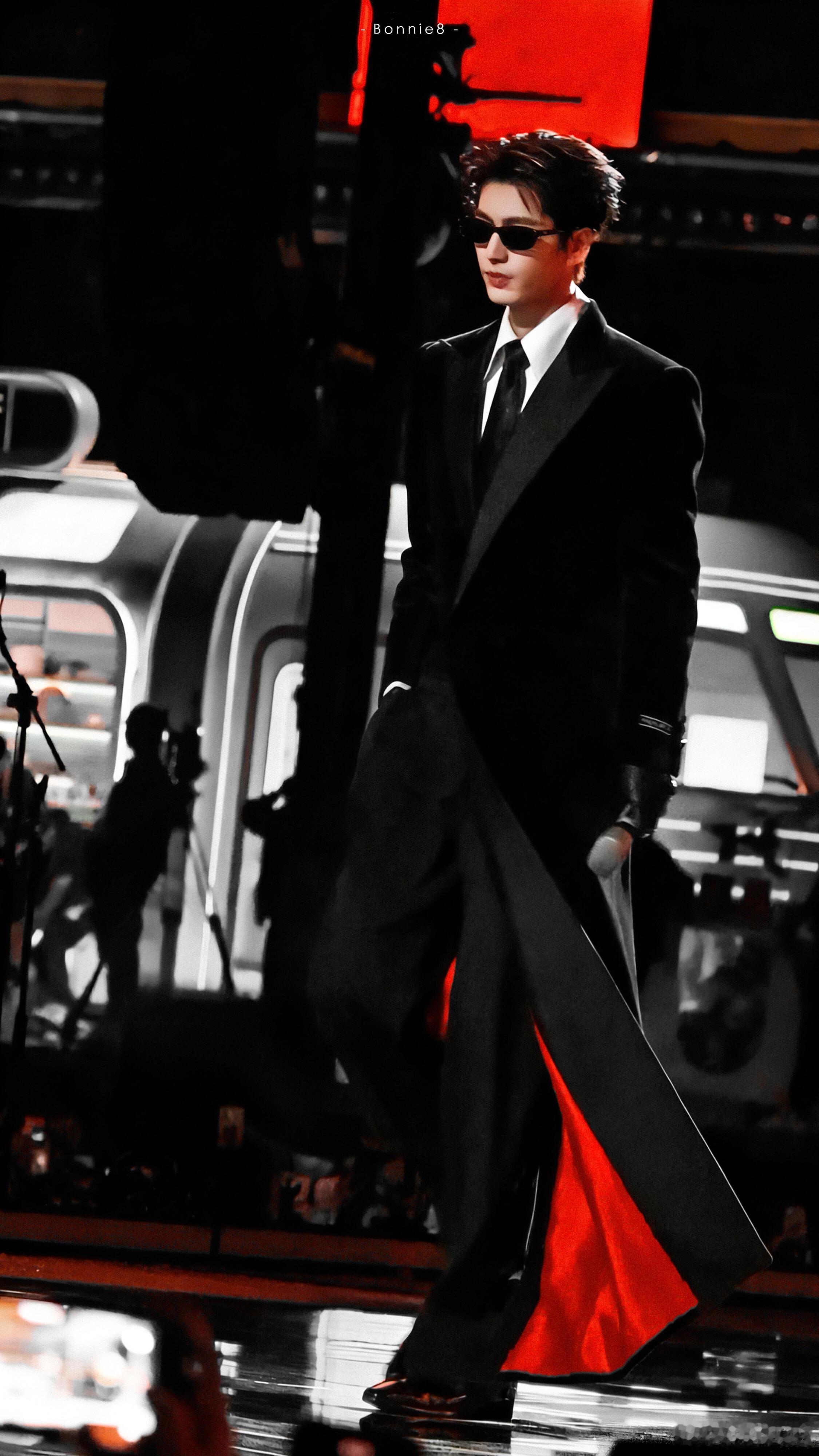 张凌赫  真模特要用全屏欣赏美貌｜张凌赫T台12p短短几秒被帅不行了光都在偏爱他