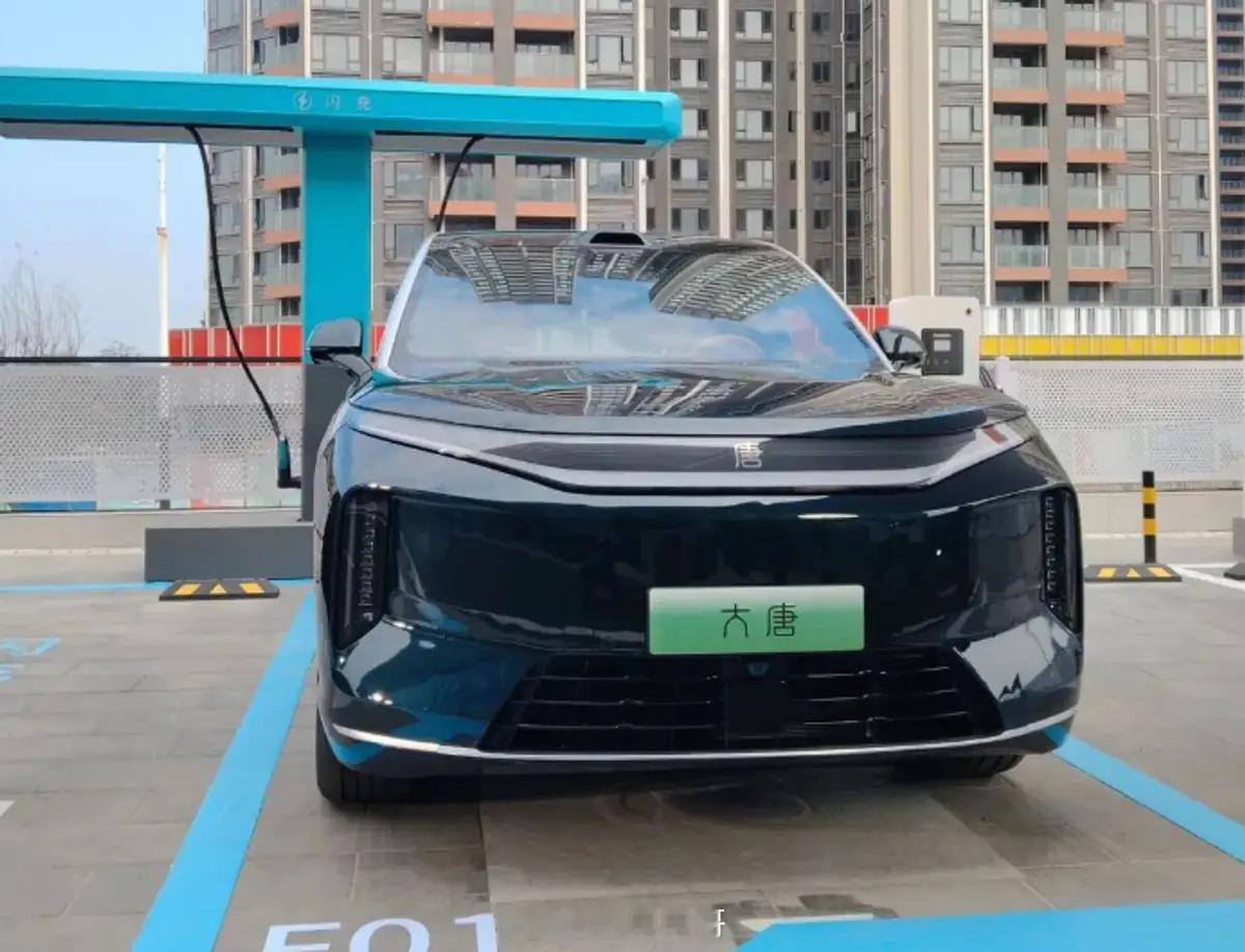 比亚迪唐9实车曝光了，车牌处写着“大唐”整车看下来很大气！大家觉得这个双拼色如何