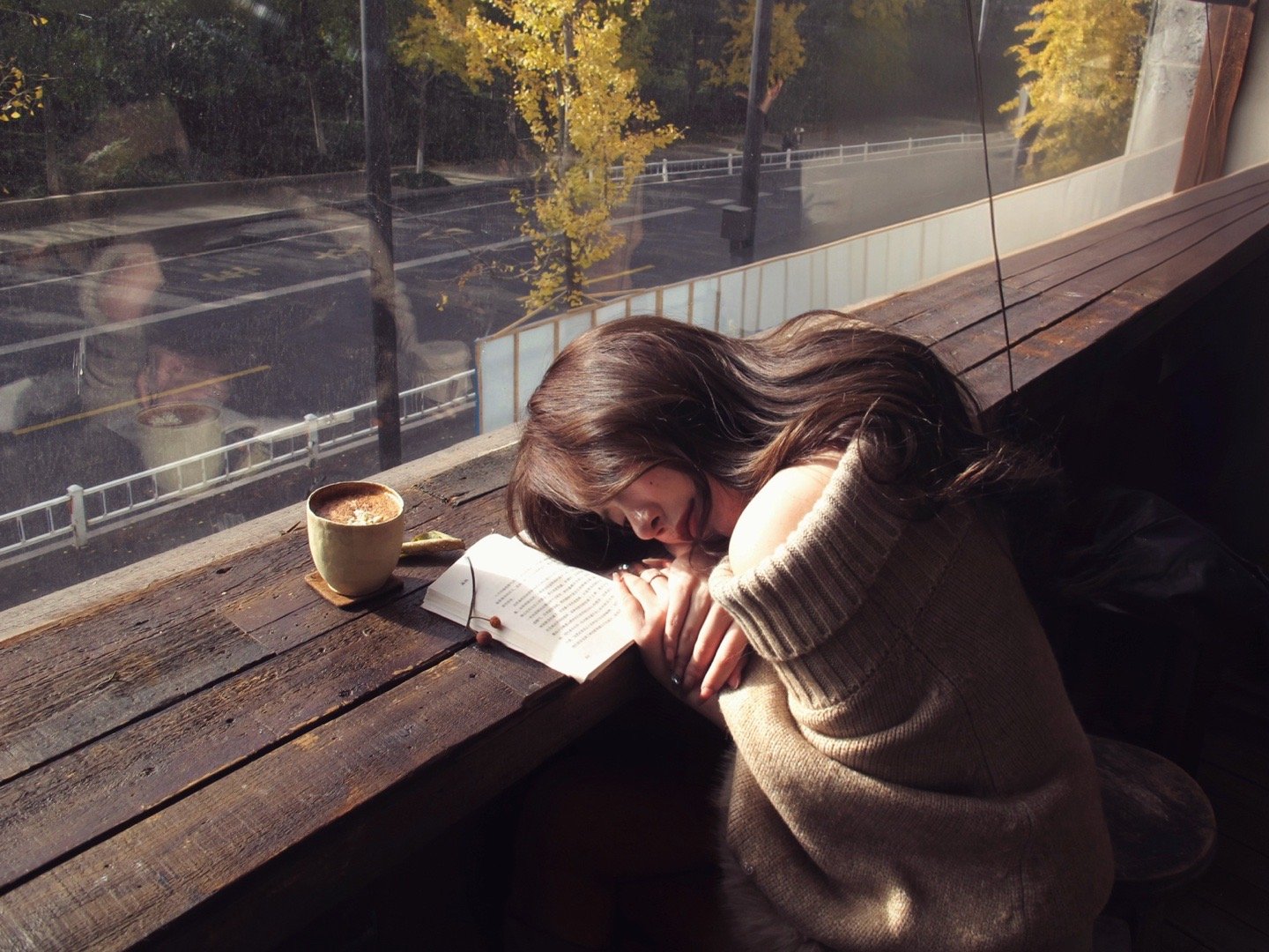 今天的毛衣和拍照的店店环境很不错！店里的小细节很有腔调～二楼窗景有阳光的时候很灿