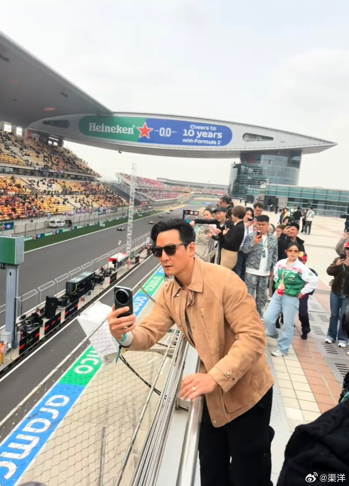 看得出来吴彦祖一直在用小米17Ultra，很喜欢拍照摄影。 