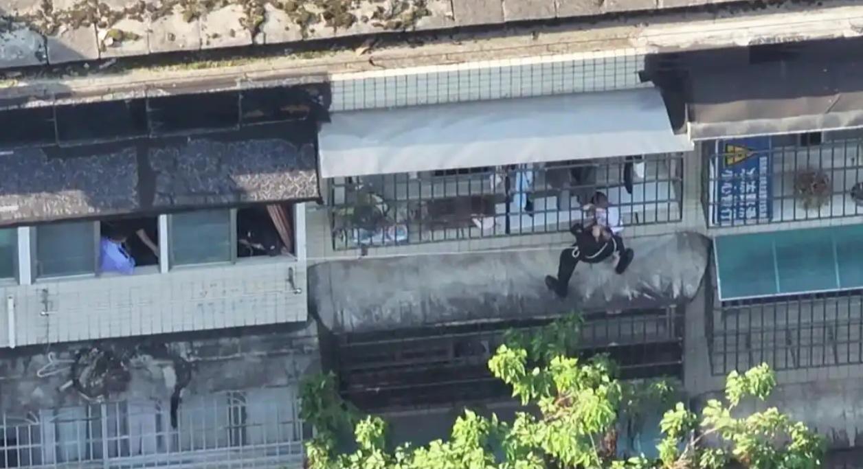 救命！😭六楼窗外挂着个小孩，辅警这句话我破防了…

5月24日，贵州贵阳
路过