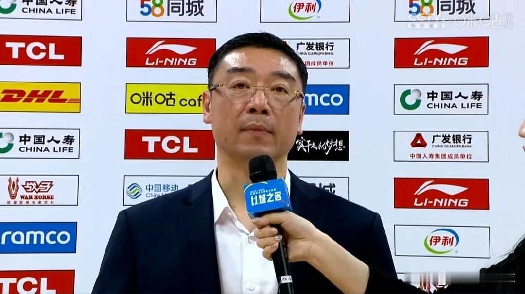 广东宏远112-99战胜上海，为了避免被双杀，杜锋煞费苦心
1、哥哥不在，二飞打