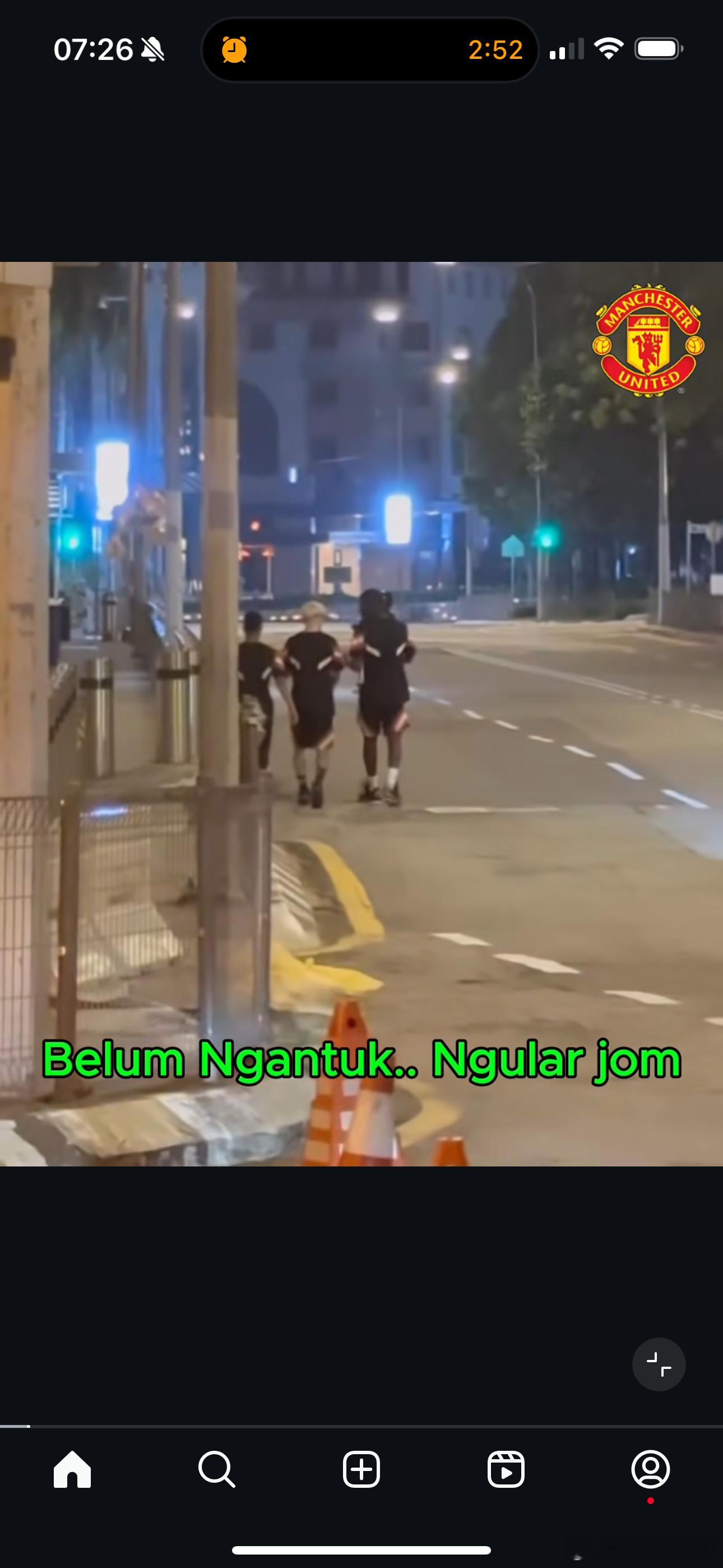 半夜出来逛的三个小伙子 也不知道有没有违反俱乐部规定。 ​​​