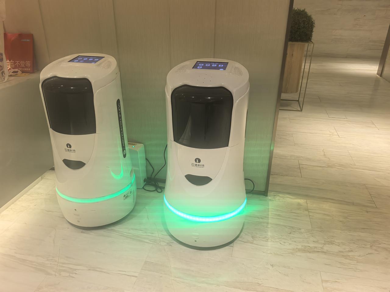 感觉现在的自己越来越孤陋寡闻了！如今的机器人完全可以代替人工把外卖送到宾馆酒店的