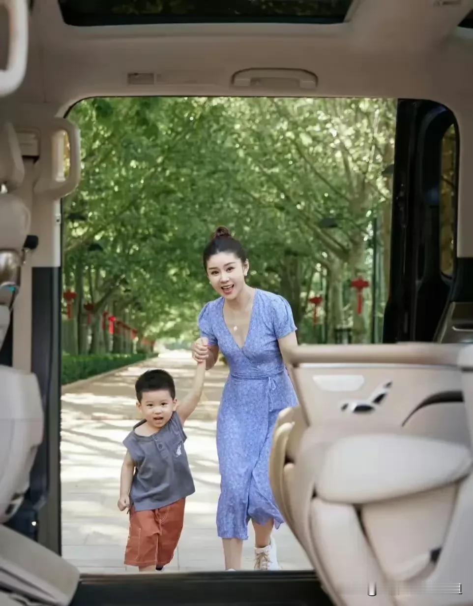 这两个人咋这么眼熟啊？一家四口还挺幸福的，妻子笑靥如花，孩子白白胖胖！