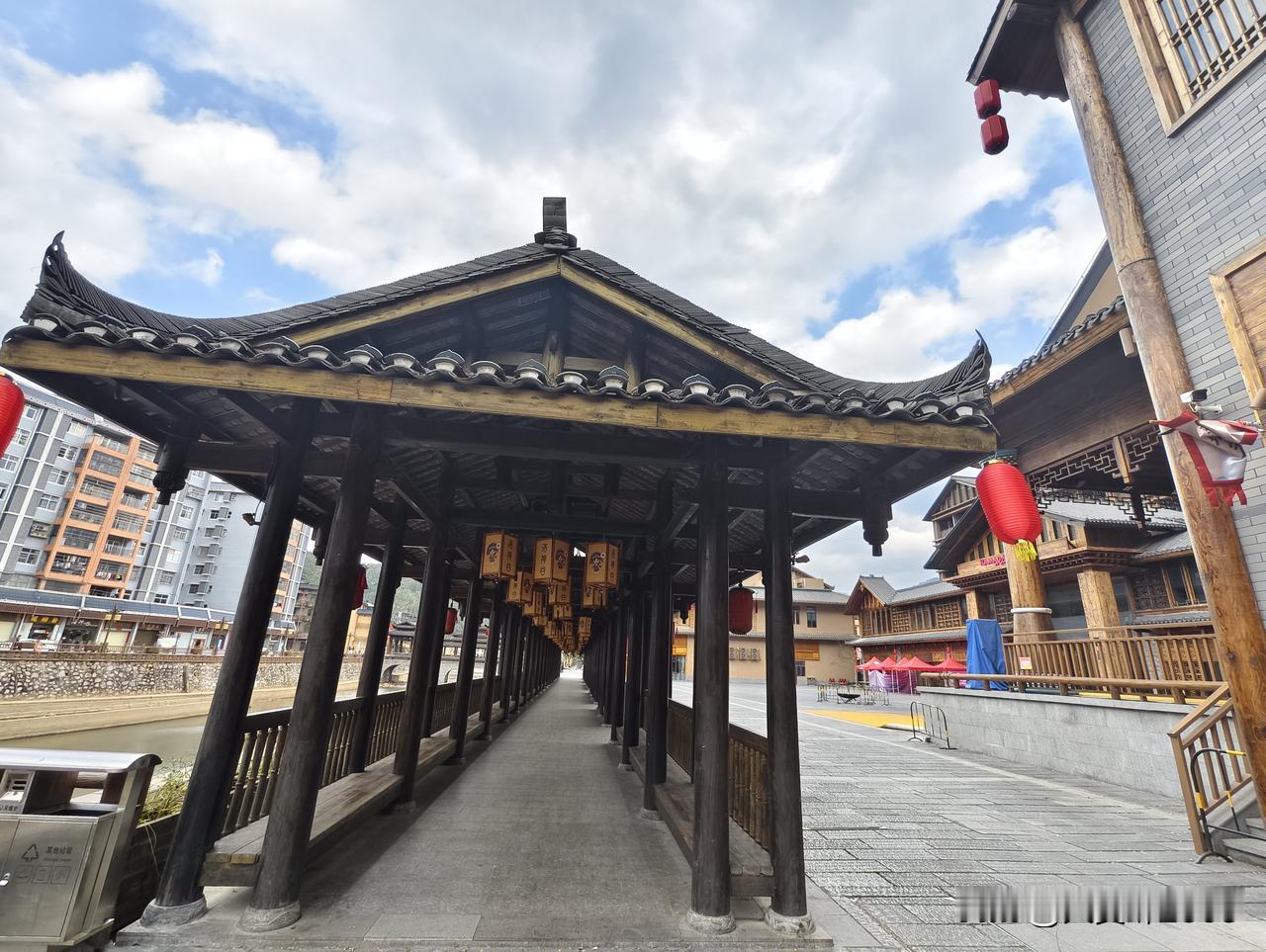 路过一片美观的建筑，中途拐进去瞧了瞧，发现竟是搬迁过来的村庄，这条廊道满是古色古
