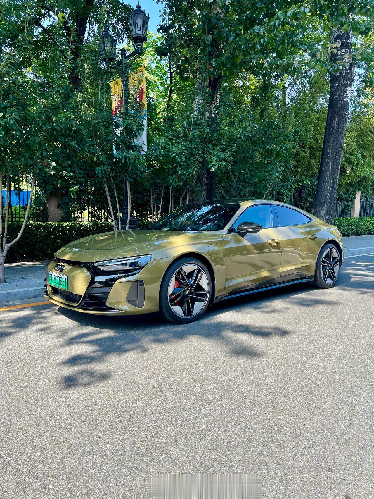 短暂体验钢铁侠座驾RS e-tron  GT，进入主驾那一刻就感知到它是为驾驶者