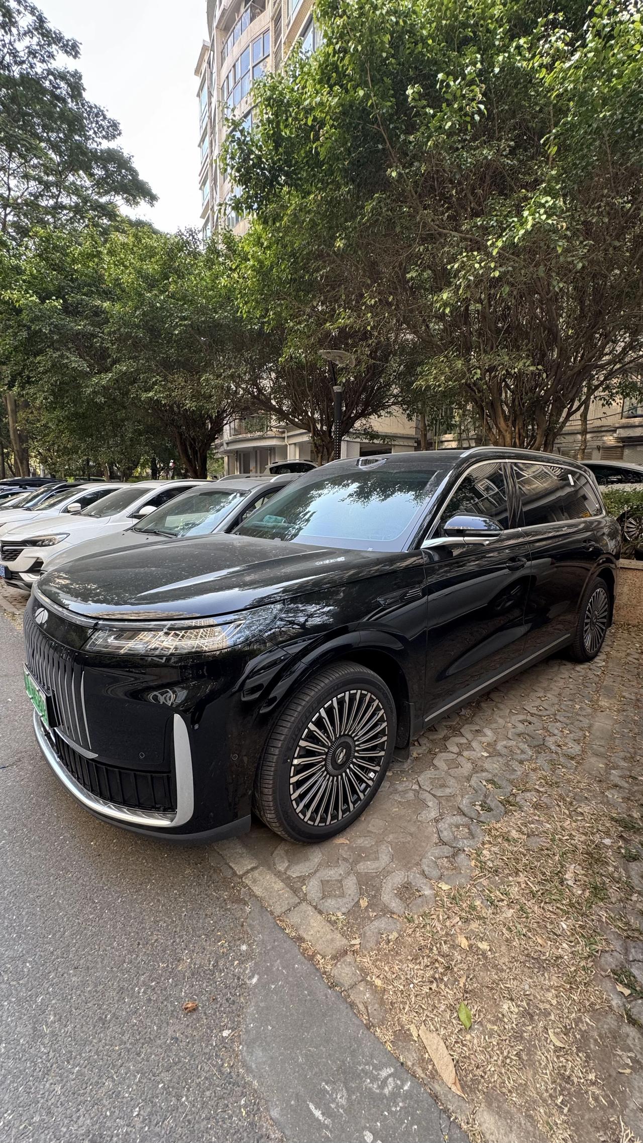 风云T11提车一个多月了，说点大实话。这车第一眼就是大，开出去气场足。看着唬人，