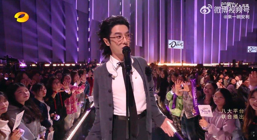 华晨宇12年前在快男获得冠军声鸣远扬 12年音乐坚守，从快男冠军到评审前辈，华晨