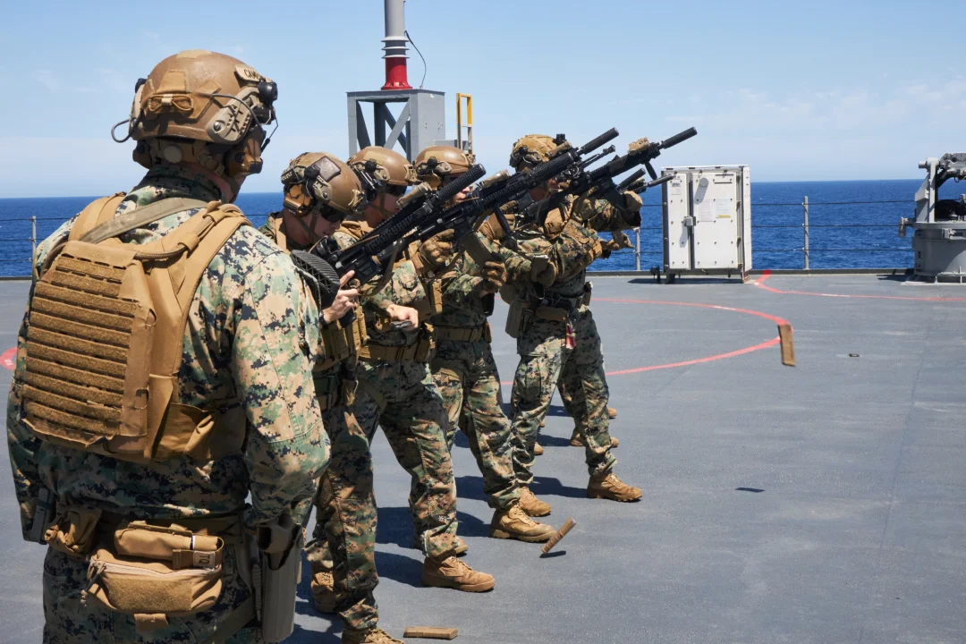 美国海军陆战队在军舰上训练