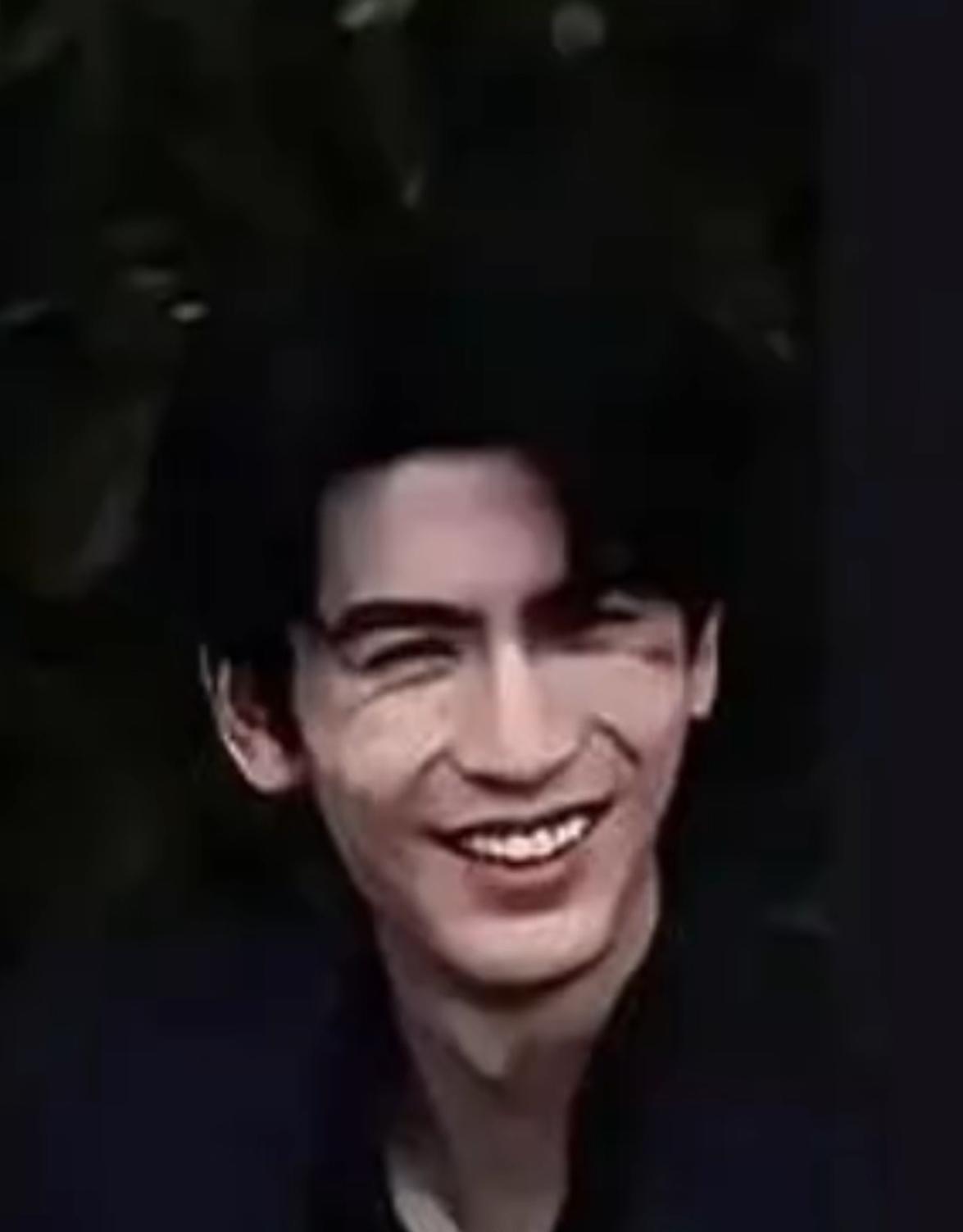27岁张凌赫惊现老态，一笑满脸褶子，皮肤松弛像个“小老头”！

真不敢相信这是网