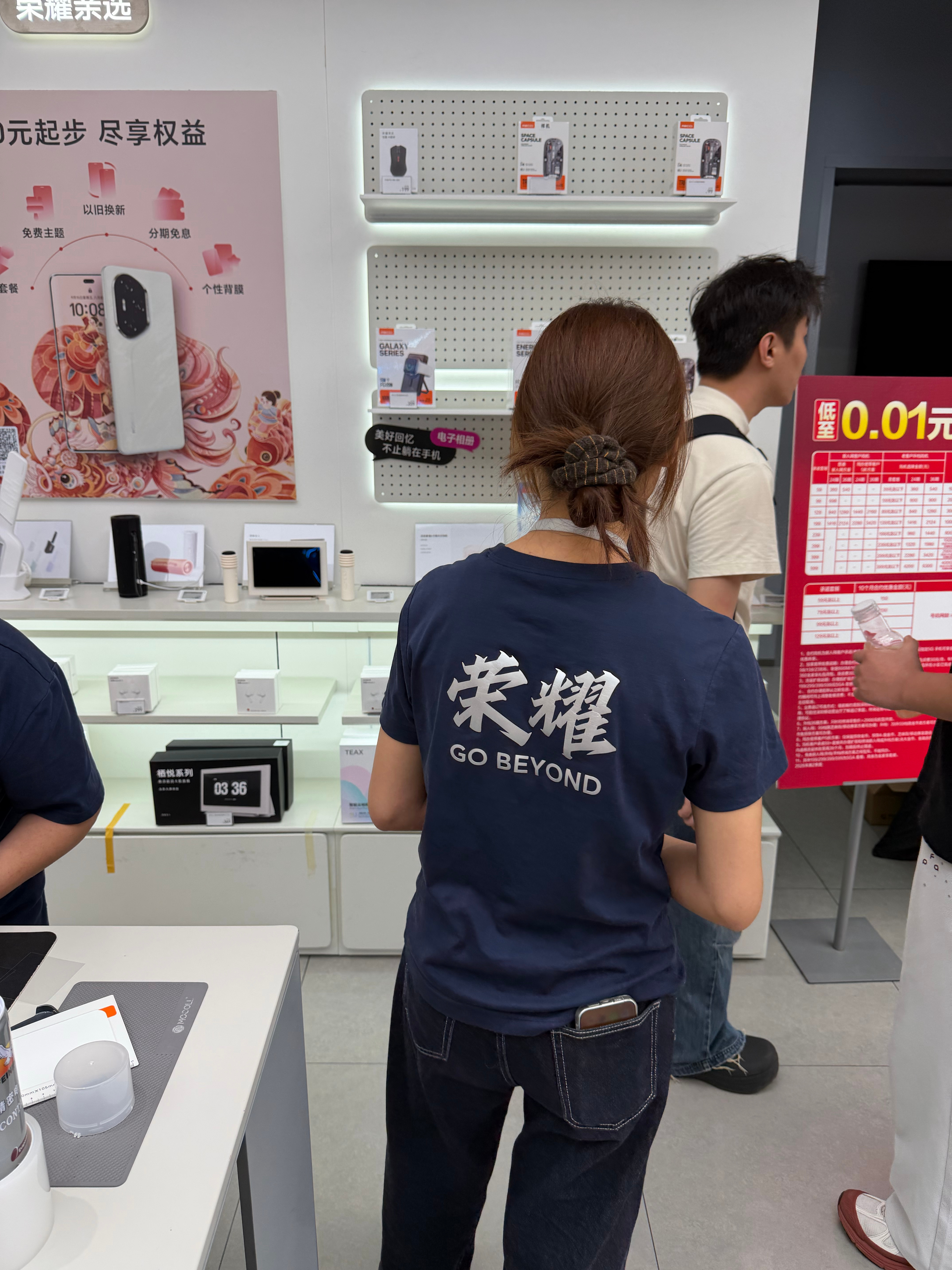 来给手机换个膜，不知道有没有跟我一样习惯的朋友，手机膜我也喜欢来品牌专卖店贴，不