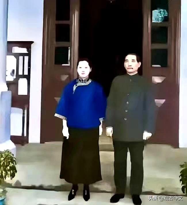历史时光
这是1923年孙中山与宋庆龄的珍贵合影，定格于广州总统府的后花园 ​​