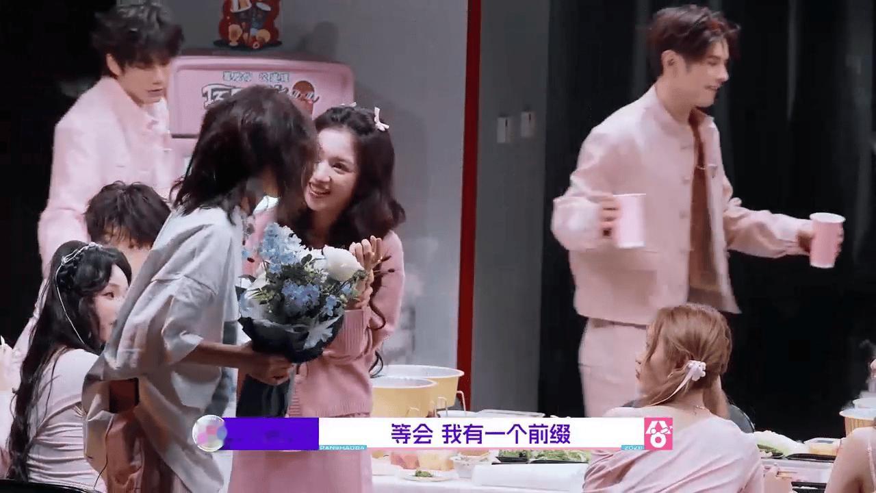 王晓赟子叫代露娃嫂嫂超燃青春的合唱可爱互动成为舞台小亮点，王晓赟子脱口而出嫂嫂逗