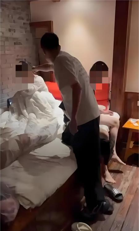 陕西渭南一女子婚内出轨，被丈夫当场捉奸在床。女子当众挨了几记耳光后，趁众人不备冲