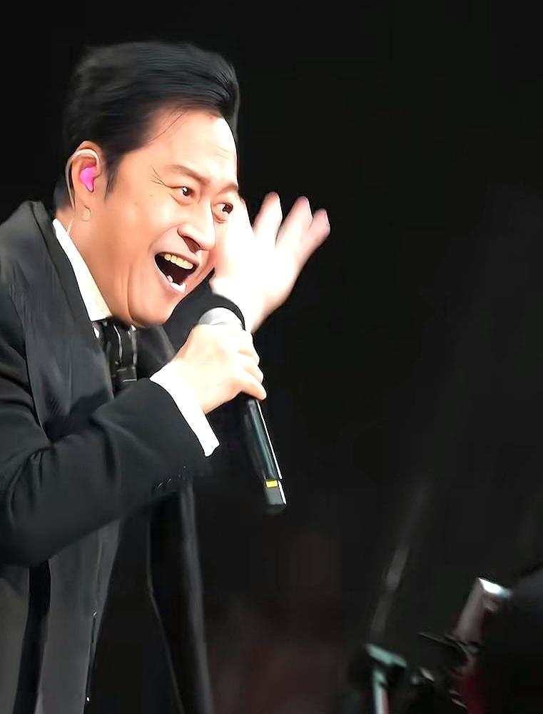 看64岁的马景涛高温晕倒还爬起来接着唱，全网都说他落魄心酸？
说实话，别急着同情