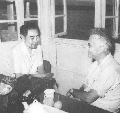 1960年8月30日，周恩来在密云水库的游艇上和斯诺交谈