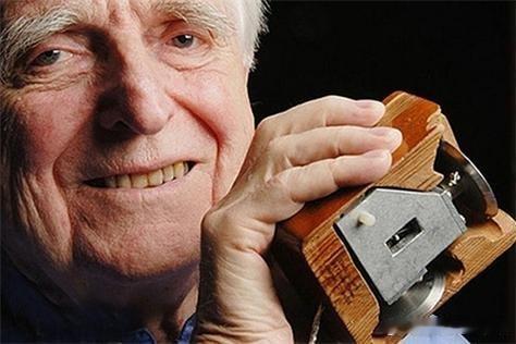 1968年12月09日57年前历史上的今天：世界上第一只鼠标面世世界上第一只鼠标