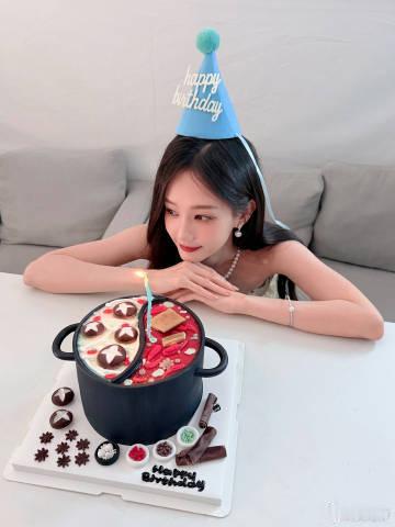 李一桐被爱包围的生日被李一桐生日plog萌到了谁懂！火锅造型蛋糕也太会了，搭配长