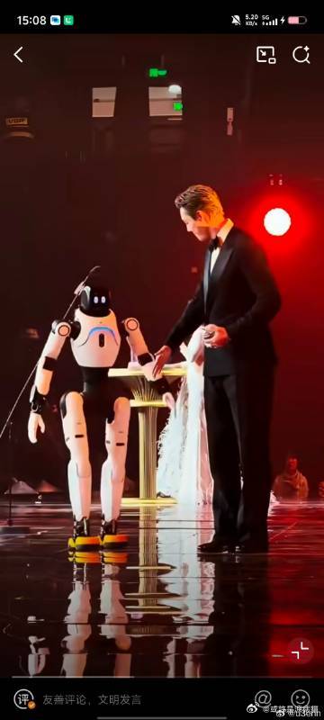 陈伟霆 你知道多少人想牵哥的手吗 在活动现场，陈伟霆巧妙化解小意外，依然保持风度