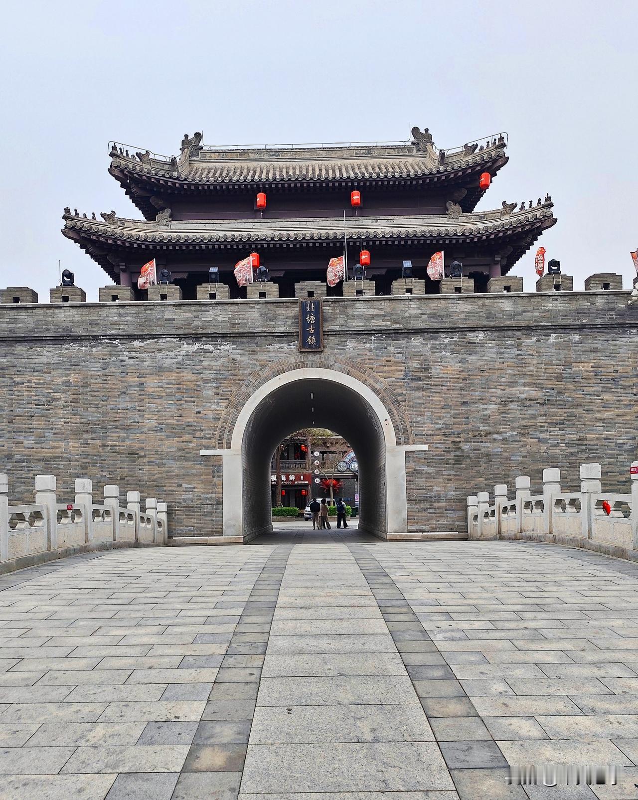 镜头中的天津北塘古镇。
北塘古镇地处天津市滨海新区。有机会路过去游览了一趟。人流