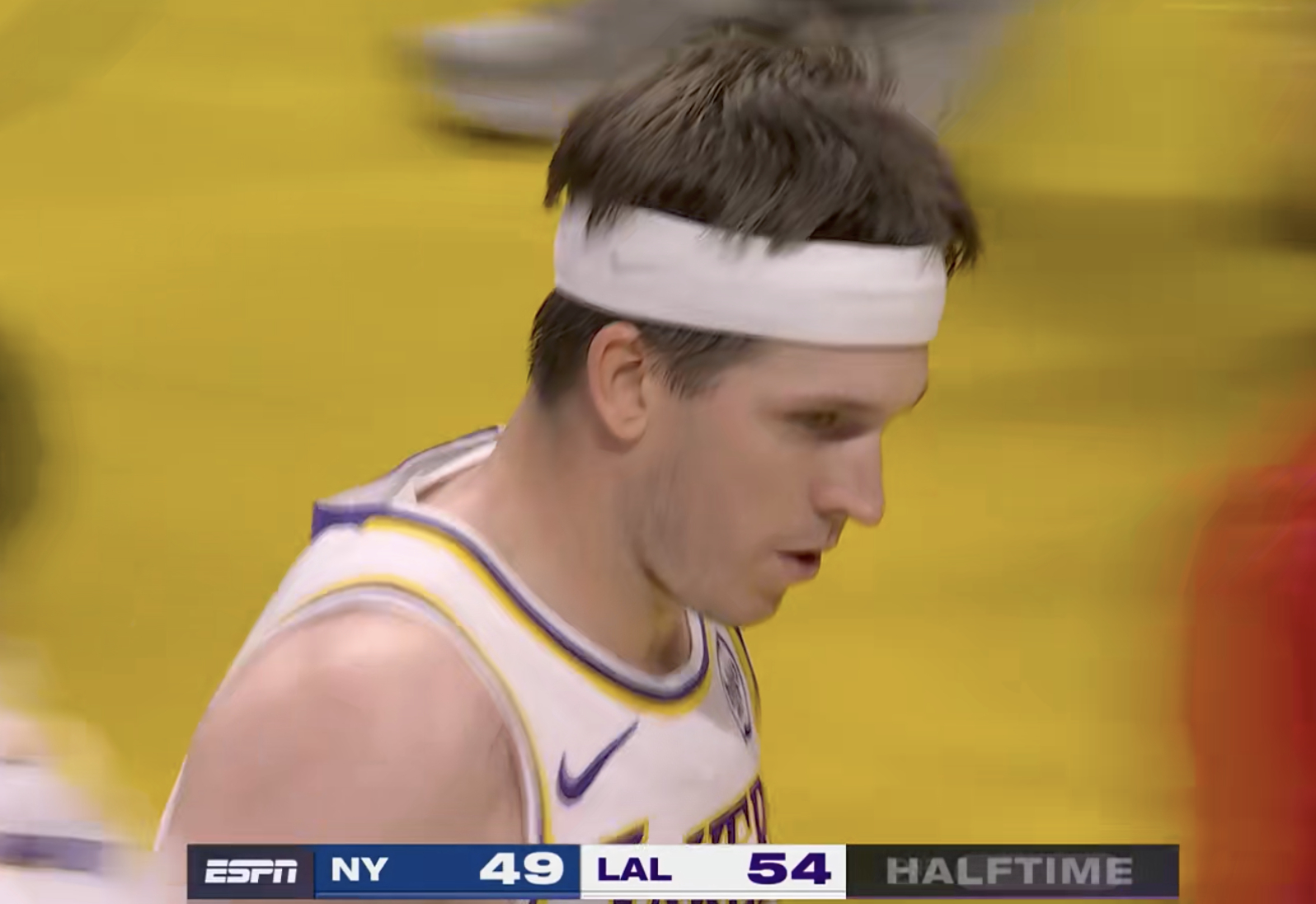 上半场结束，湖人54-49尼克斯，被追上来了！尼克斯vs湖人 东契奇14分3篮板