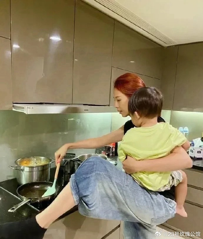 这么有钱，居然都不请个保姆， 明星当妈也是累啊！ 